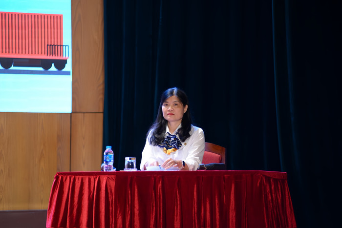 Phó Giáo sư, Tiến sĩ Nguyễn Thị Hồng Hạnh chủ trì Tọa đàm hướng nghiệp ngành Vận tải và Kinh tế đường sắt vào ngày 21/9/2024. Ảnh: NVCC. Phó Giáo sư Tiến sĩ Nguyễn Thị Hồng Hạnh - Phó Trưởng khoa Vận tải - Kinh tế, Trường Đại học Giao thông vận tải. Ảnh_ NVCC.jpg