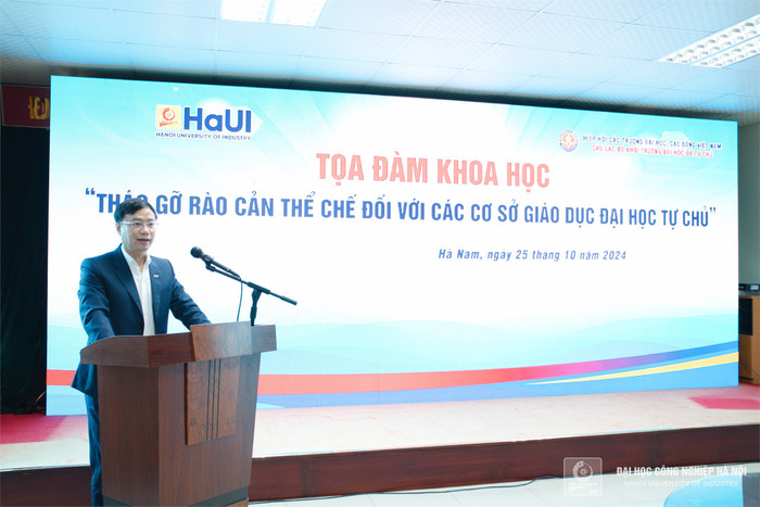 Phó Giáo sư, Tiến sĩ Bùi Đức Thọ - Chủ tịch Hội đồng trường, Trường Đại học Kinh tế Quốc dân, Chủ nhiệm Câu lạc bộ Khối trường đại học đã tự chủ phát biểu tại tọa đàm. t101193.jpg