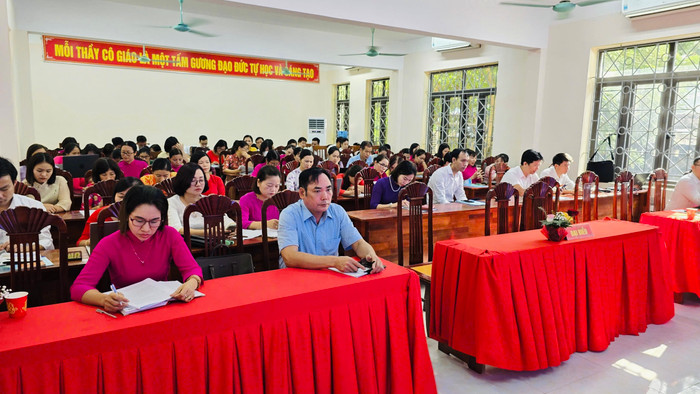 Đội ngũ cán bộ, giáo viên Trường Trung học phổ thông Việt Yên số 2 (Bắc Giang) tham gia tập huấn phát triển kỹ năng ứng dụng công nghệ AI trong giáo dục. Ảnh: NVCC. Đội ngũ cán bộ, giáo viên Trường Trung học phổ thông Việt Yên số 2 (Bắc Giang) tham gia tập huấn phát triển kỹ năng ứng dụng công nghệ AI trong giáo dục. Ảnh_ NVCC.JPG