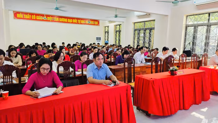 Đội ngũ cán bộ, giáo viên Trường Trung học phổ thông Việt Yên số 2 (Bắc Giang) tham gia tập huấn phát triển kỹ năng ứng dụng công nghệ AI trong giáo dục. Ảnh_ NVCC.JPG