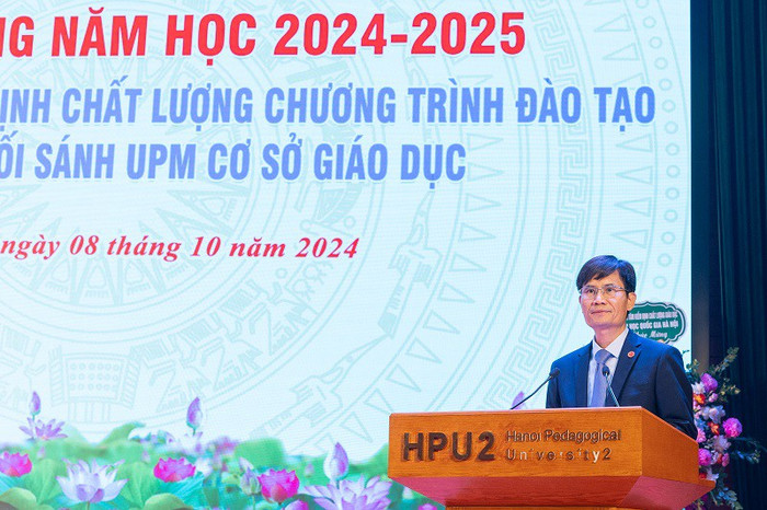 Phó Giáo sư, Tiến sĩ Nguyễn Quang Huy - Bí thư Đảng ủy, Hiệu trưởng trình bày diễn văn khai giảng. Phó Giáo sư, Tiến sĩ Nguyễn Quang Huy - Bí thư Đảng ủy, Hiệu trưởng trình bày diễn văn khai giảng.
