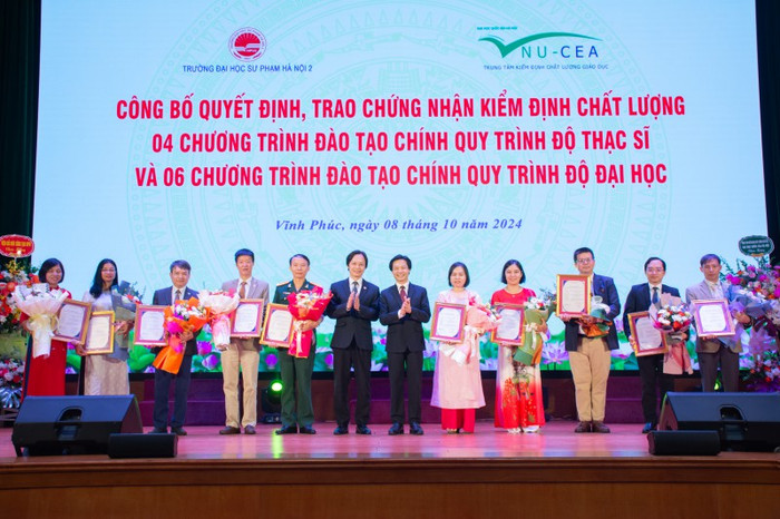 Phó Giáo sư, Tiến sĩ Đinh Văn Toàn - Phó Giám đốc kiêm Chủ tịch Hội đồng Kiểm định chất lượng Giáo dục, Trung tâm Kiểm định chất lượng giáo dục, Đại học Quốc Gia Hà Nội và Phó Giáo sư, Tiến sĩ Phùng Gia Thế - Phó Bí thư Thường trực Đảng ủy, Chủ tịch Hội đồng trường trao Giấy chứng nhận và tặng hoa chúc mừng cho đại diện các đơn vị có chương trình đào tạo được kiểm định. Phó Giáo sư, Tiến sĩ Đinh Văn Toàn - Phó Giám đốc kiêm Chủ tịch Hội đồng Kiểm định chất lượng Giáo dục, Trung tâm Kiểm định chất lượng giáo dục, Đại học Quốc Gia Hà Nội và Phó Giáo sư, Tiến sĩ Phùng Gia Thế - Phó Bí thư Thường trực Đảng ủy, Chủ tịch Hội đồng trường trao Giấy chứng nhận và tặng hoa chúc mừng cho đại diện các đơn vị có chương trình đào tạo được kiểm định.
