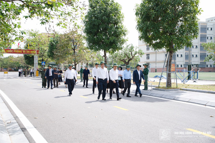 Các đại biểu tham quan cơ sở 3 của Trường Đại học Công nghiệp Hà Nội tại tỉnh Hà Nam. t101208.jpg