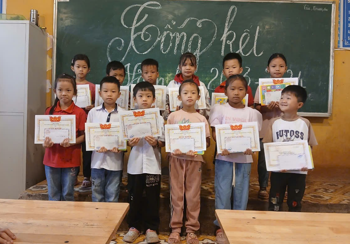 Cô Chuyên luôn dành tình cảm đặc biệt với các em học sinh vùng cao. Ảnh NVCC. Cô Chuyên luôn dành tình cảm đặc biệt với các em học sinh vùng cao. Ảnh NVCC.