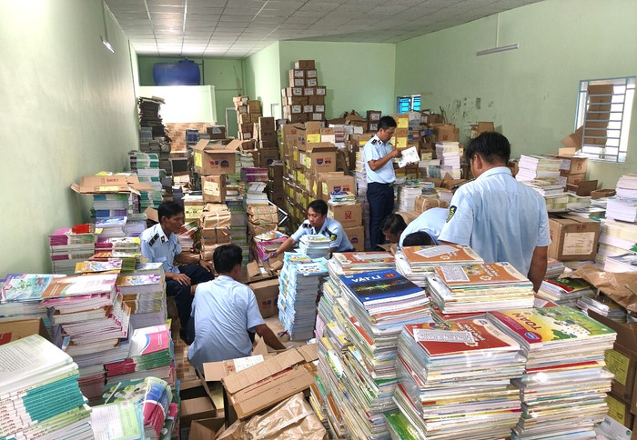 Vụ việc kinh doanh giáo khoa giả trên địa bàn tỉnh Hậu Giang được phát hiện và bắt giữ vào tháng 7/2024. Qua kiểm đếm, phân loại số lượng, chủng loại, tổng số lượng sách giáo khoa có dấu hiệu giả mạo nhãn hàng hóa, bao bì hàng hóa của Nhà xuất bản Giáo dục Việt Nam là 79.103 quyển các loại, tổng trị giá hàng hóa trên 1,37 tỷ đồng. Ảnh: haugiang.dms.gov.vn. Vụ-việc-kinh-doanh-giáo-khoa-giả-27_06_2027-được-phát-hiện-và-bắt-giữ-lớn-nhất-từ-trước-đến-nay-trên.jpg