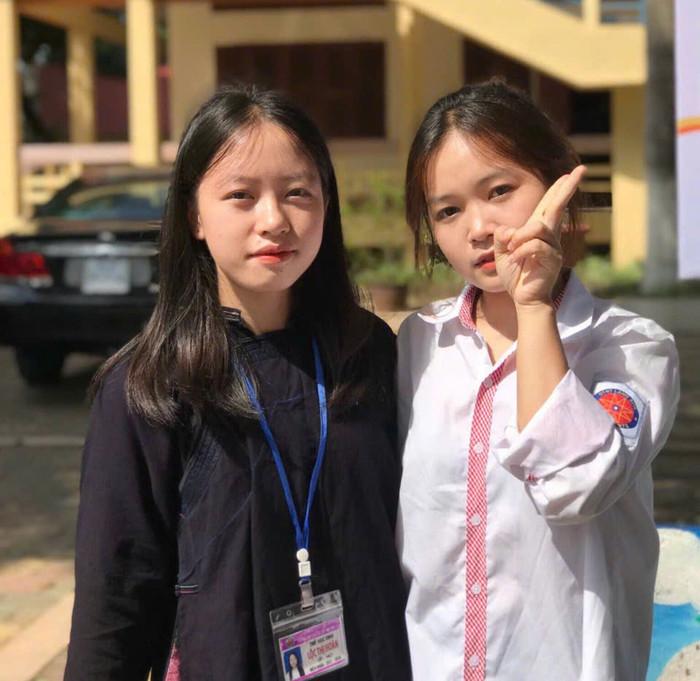 Nữ sinh Lộc Thị Hoàn (bên trái) - cựu học sinh lớp 12C1, Trường Trung học phổ thông dân tộc nội trú tỉnh Lạng Sơn. Ảnh: NVCC. Nữ sinh Lộc Thị Hoàn (bên trái) - cựu học sinh lớp 12C1, Trường Trung học phổ thông dân tộc nội trú tỉnh Lạng Sơn. Ảnh: NVCC.