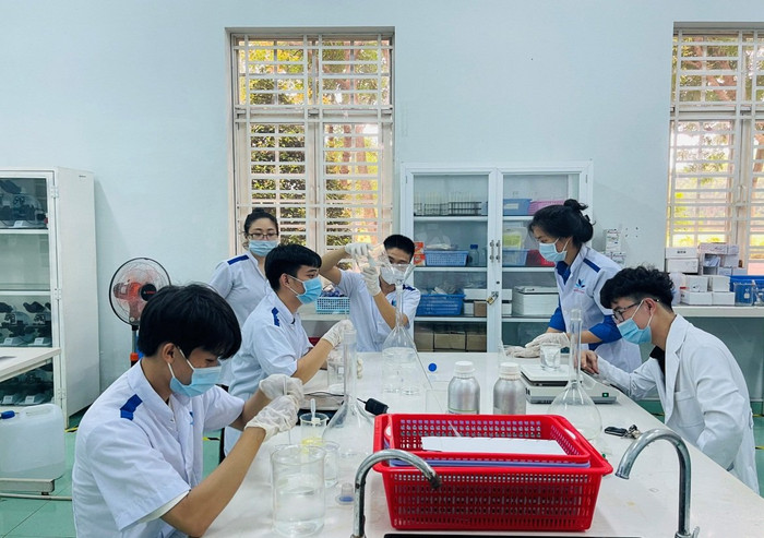 Sinh viên ngành Dược học, Trường Đại học Công nghệ Miền Đông. Ảnh: website trường. 7aaf9938088effd0a69f(1).jpg