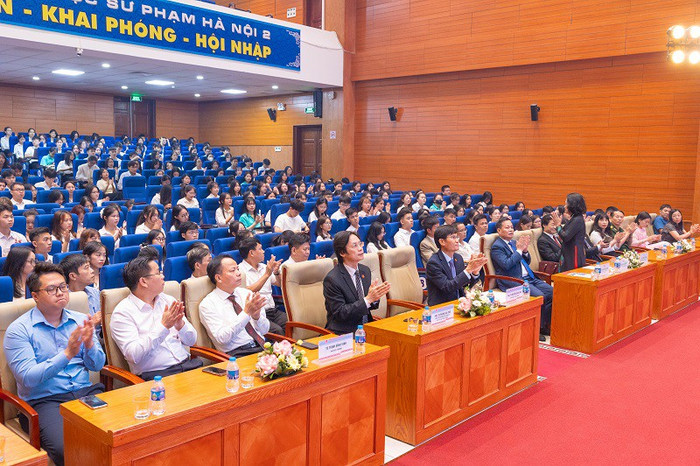 Các đại biểu tham dự chương trình. Các đại biểu tham dự chương trình.