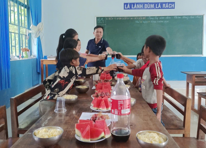 Thầy Dục trong một buổi liên hoan cùng học sinh. Ảnh: NVCC. img-4579-5759.jpeg