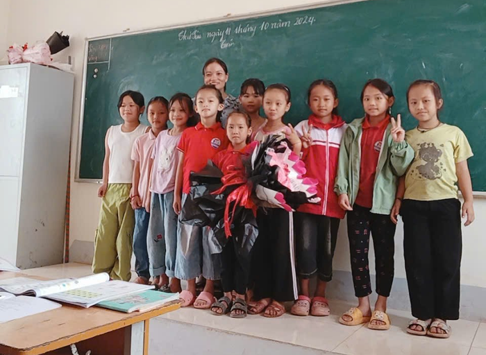 Cô Nguyễn Thị Chuyên cùng các em học sinh Trường Phổ thông dân tộc bán trú Tiểu học Mường Toong số 1 (huyện Mường Nhé, tỉnh Điện Biên). Ảnh NVCC. Cô Nguyễn Thị Chuyên cùng các em học sinh Trường Phổ thông dân tộc bán trú Tiểu học Mường Toong số 1 (huyện Mường Nhé, tỉnh Điện Biên). Ảnh NVCC.