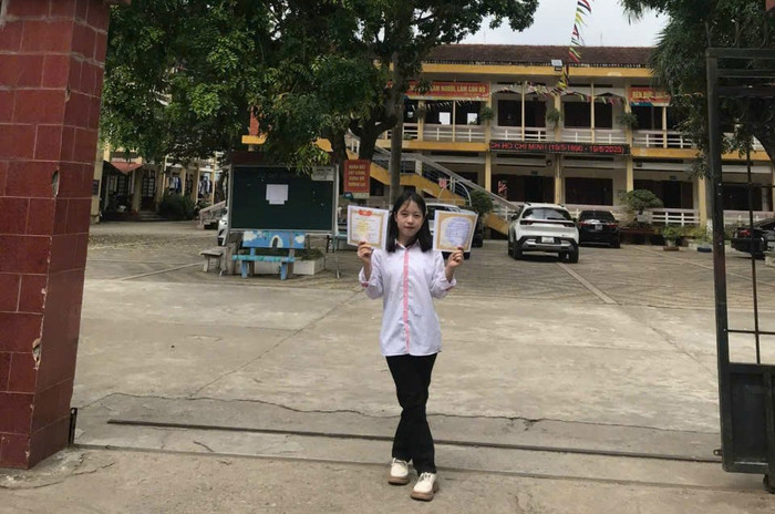 Với tinh thần không ngừng cố gắng, Lộc Thị Hoàn đã đạt một số thành tích trong kỳ thi học sinh giỏi môn Địa lý cấp trường, tỉnh. Ảnh: NVCC. z5963248935121-ddf49866718ebf651a2cdc16954b85d3-6453.jpg