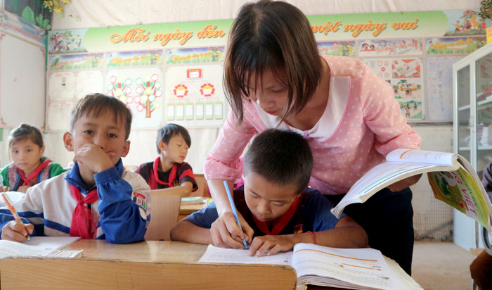 Cô Chuyên tâm sự, vì tình yêu với nghề, vì tương lai của những đứa trẻ vùng biên, tôi đã học tiếng bản địa, tìm hiểu phong tục tập quán của người dân địa phương và áp dụng vào công tác giảng dạy. Ảnh: M.T. Cô Chuyên tâm sự, vì tình yêu với nghề, vì tương lai của những đứa trẻ vùng biên, tôi đã học tiếng bản địa, tìm hiểu phong tục tập quán của người dân địa phương và áp dụng vào công tác giảng dạy. Ảnh: M.T.