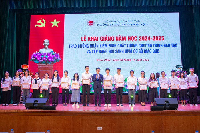 Phó Giáo sư, Tiến sĩ Nguyễn Quang Huy - Bí thư Đảng ủy, Hiệu trưởng trao Giấy khen cho các tân sinh viên K50 đạt Thủ khoa đầu vào các ngành đào tạo năm 2024. Phó Giáo sư, Tiến sĩ Nguyễn Quang Huy - Bí thư Đảng ủy, Hiệu trưởng trao Giấy khen cho các tân sinh viên K50 đạt Thủ khoa đầu vào các ngành đào tạo năm 2024.