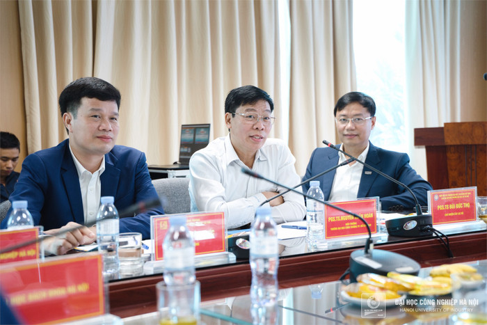 Phó Giáo sư, Tiến sĩ Nguyễn Xuân Hoàn (ở giữa) - Hiệu trưởng Trường Đại học Công Thương Thành phố Hồ Chí Minh phát biểu tại toạ đàm. t101198.jpg