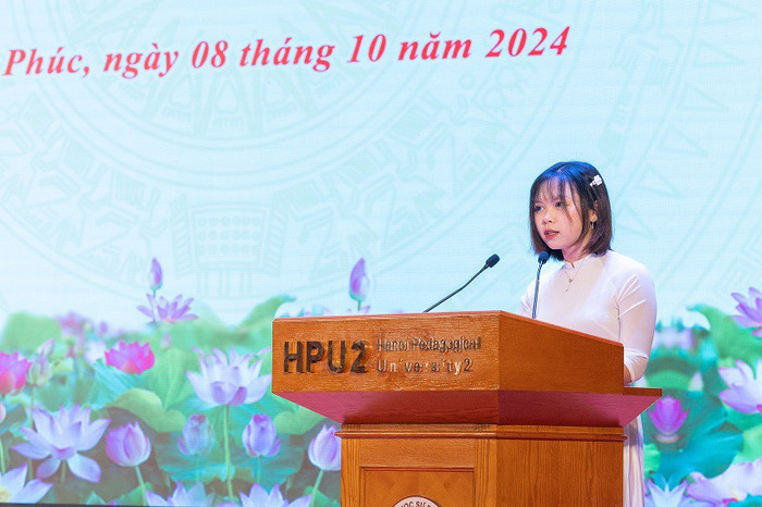 Sinh viên Lê Phạm Quỳnh Trang - Thủ khoa ngành Giáo dục Tiểu học, đại diện tân sinh viên K50 phát biểu cảm tưởng tại buổi lễ. Sinh viên Lê Phạm Quỳnh Trang - Thủ khoa ngành Giáo dục Tiểu học, đại diện tân sinh viên K50 phát biểu cảm tưởng tại buổi lễ.