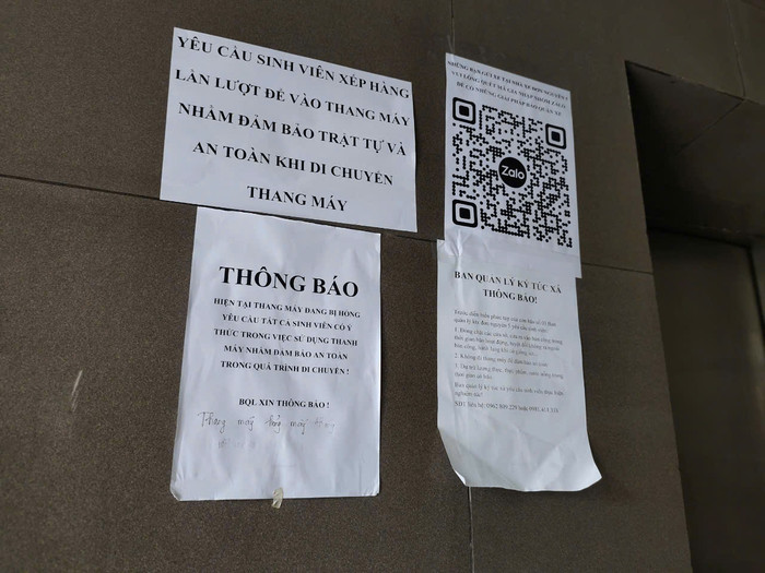 Hình ảnh phóng viên ghi lại tại tòa đơn nguyên 5, ký túc xá Mỹ Đình vào ngày 17/9, thang máy đang được dán thông báo dừng hoạt động. Ảnh: Nguyễn Lệ. Ảnh 2 (1).jpg