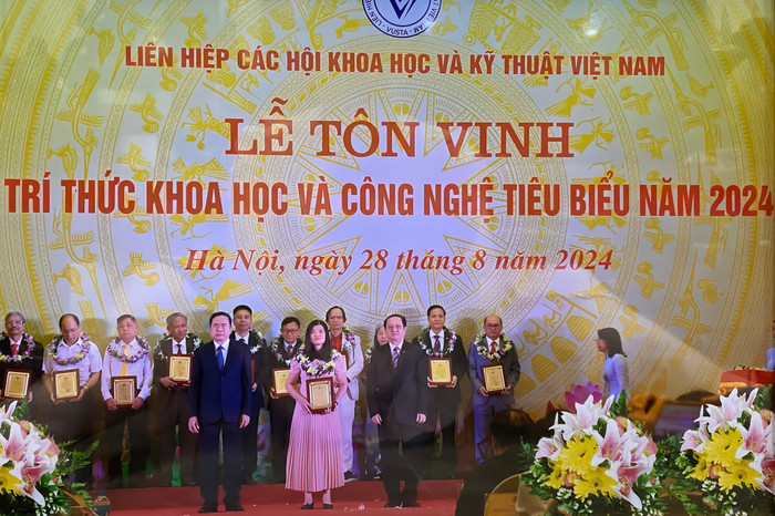 Phó Giáo sư, Tiến sĩ Nguyễn Thị Hồng Hạnh được tôn vinh tại Lễ tôn vinh Trí thức khoa học và công nghệ tiêu biểu năm 2024. Ảnh: NVCC. Nữ trí thức Khoa học và Công nghệ tiêu biểu năm 2024.jpg