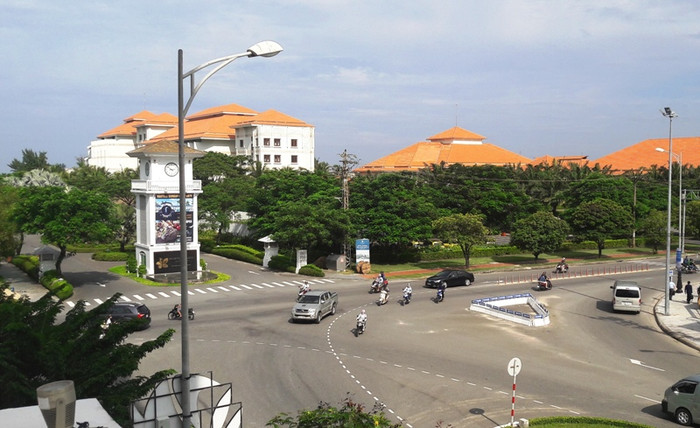 Lối ra biển cuối đường Hồ Xuân Hương đã bị một dự án ngăn lại. Ảnh: AN Lối ra biển cuối đường Hồ Xuân Hương đã bị một dự án ngăn lại. Ảnh: AN