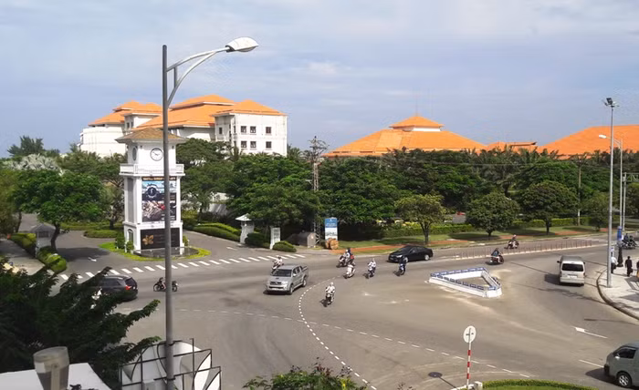 Lối ra biển cuối đường Hồ Xuân Hương đã bị một dự án ngăn lại. Ảnh: AN