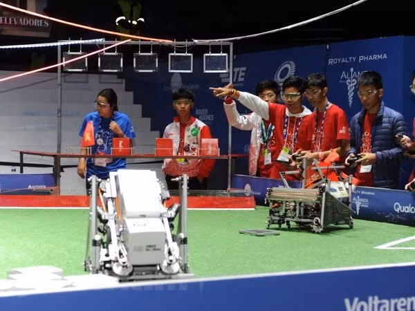 Robot Việt Nam (góc phải ảnh) gọn nhẹ, thể hiện tính năng cơ động. (Ảnh: Việt Hùng/Vietnam+).