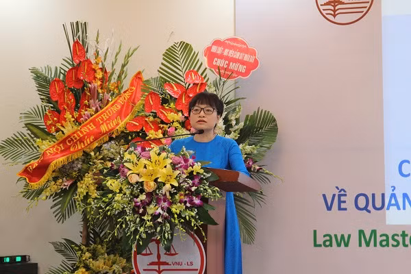 Phó giáo sư Nguyễn Thị Quế Anh - Chủ nhiệm khoa Luật (Đại học Quốc gia Hà Nội) phát biểu tại buổi lễ (Ảnh: Thanh Chuyên)