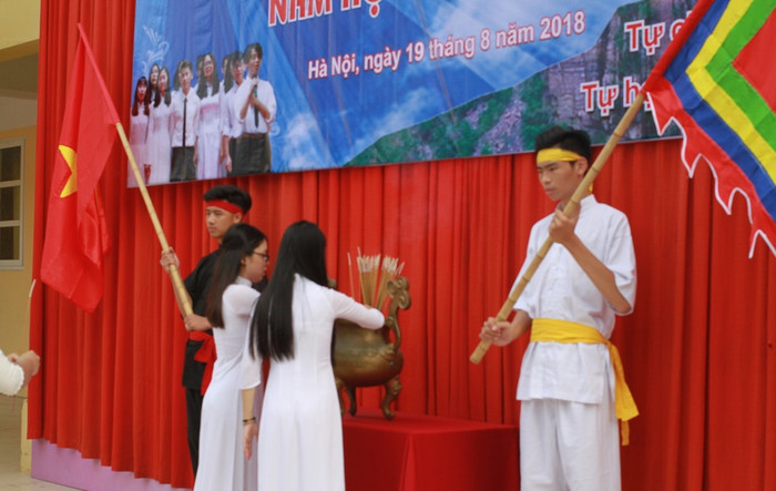 Đại diện học trò nhà trường dâng hương tưởng nhớ Người anh hùng dân tộc Đinh Tiên Hoàng trong ngày khai giảng.