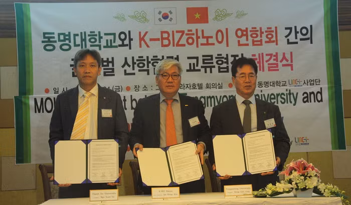 Từ trái qua phải, ông Ngô Xuân Hà – Hiệu trưởng Trường Đại học Thành Đô,ông Kim Jae Hong – Phó chủ tịch Hiệp hội các doanh nghiệp vừa và nhỏ Hàn Quốc tại Việt Nam và ông Jung Hong Sub - Hiệu trưởng Trường Đại họcTongmyong kí kết thỏa thuận hợp tác (Ảnh: Nguyễn Nhung) Từ trái qua phải, ông Ngô Xuân Hà – Hiệu trưởng Trường Đại học Thành Đô,ông Kim Jae Hong – Phó chủ tịch Hiệp hội các doanh nghiệp vừa và nhỏ Hàn Quốc tại Việt Nam và ông Jung Hong Sub - Hiệu trưởng Trường Đại họcTongmyong kí kết thỏa thuận hợp tác (Ảnh: Nguyễn Nhung)