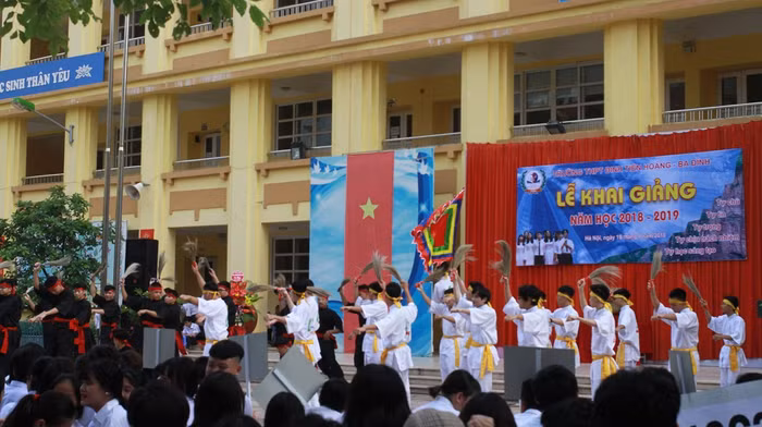 Một số tiết mục văn nghệ trong buổi lễ khai giảng năm học mới của trường Trung học phổ thông Đinh Tiên Hoàng
