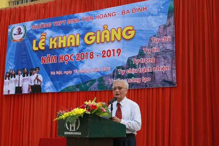 Chủ tịch Hội đồng giáo dục - Nhà giáo Nguyễn Tùng Lâm giao nhiệm vụ cho thầy và trò nhà trường