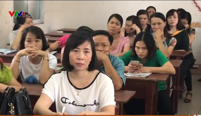 Thầy Tùng Lâm cho rằng, Không thể “xua” giáo viên ồ ạt như gà đang dạy trung học cơ sở xuống dạy tiểu (Ảnh minh họa là hình ảnh 131 giáo viên công tác tại các trường trung học cơ sở trên địa bàn huyện Diễn Châu, Nghệ An rất bức xúc trước việc bị điều chuyển xuống dạy cấp 1: Nguồn VTV) Thầy Tùng Lâm cho rằng, Không thể “xua” giáo viên ồ ạt như gà đang dạy trung học cơ sở xuống dạy tiểu (Ảnh minh họa là hình ảnh 131 giáo viên công tác tại các trường trung học cơ sở trên địa bàn huyện Diễn Châu, Nghệ An rất bức xúc trước việc bị điều chuyển xuống dạy cấp 1: Nguồn VTV)