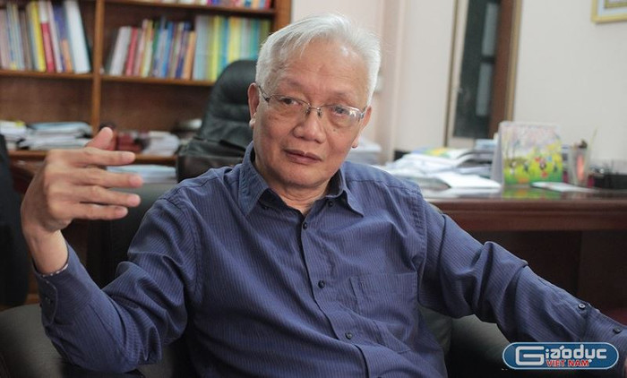 Theo thầy Tùng Lâm, trong lớp học có thể xảy ra xô xát, trêu đùa giữa các học trò mà giáo viên khó có thể kiểm soát, ngăn chặn kịp nhưng clip cho thấy 3 cô giáo đứng nhìn các cháu đánh hội đồng chứ không hề vội vàng chạy vào can ngăn. (Ảnh: Thùy Linh) Theo thầy Tùng Lâm, trong lớp học có thể xảy ra xô xát, trêu đùa giữa các học trò mà giáo viên khó có thể kiểm soát, ngăn chặn kịp nhưng clip cho thấy 3 cô giáo đứng nhìn các cháu đánh hội đồng chứ không hề vội vàng chạy vào can ngăn. (Ảnh: Thùy Linh)