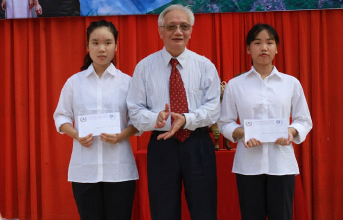 Thầy Tùng Lâm thay mặt Nhà trường vinh danh và trao học bổng cho hai học sinh khối 10 có điểm đầu vào cao nhất.