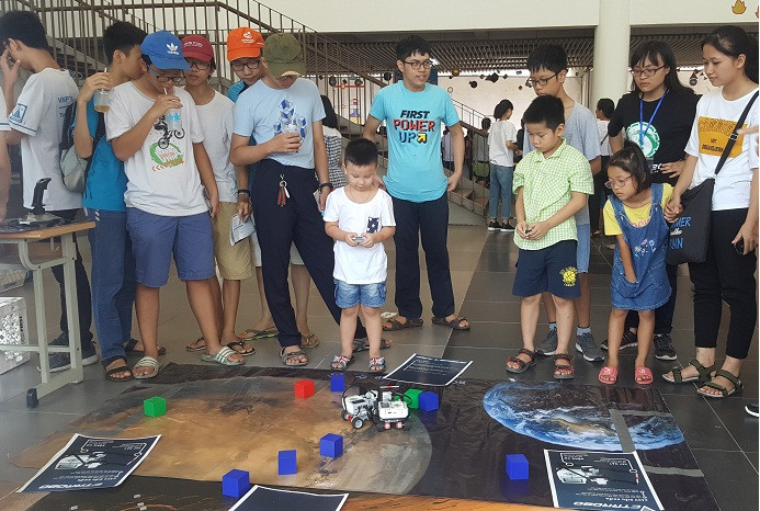 Ngày 12/8 tại Hà Nội diễn ra Triển lãm Khoa học Science Tornado 2018 – V và trò chơi trí tuệ Science Board game (Ảnh: Linh Hương) Ngày 12/8 tại Hà Nội diễn ra Triển lãm Khoa học Science Tornado 2018 – V và trò chơi trí tuệ Science Board game (Ảnh: Linh Hương)