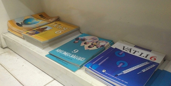 Nếu không mua được sách giáo khoa, phụ huynh hãy gọi đường dây nóng sau đây ảnh 2