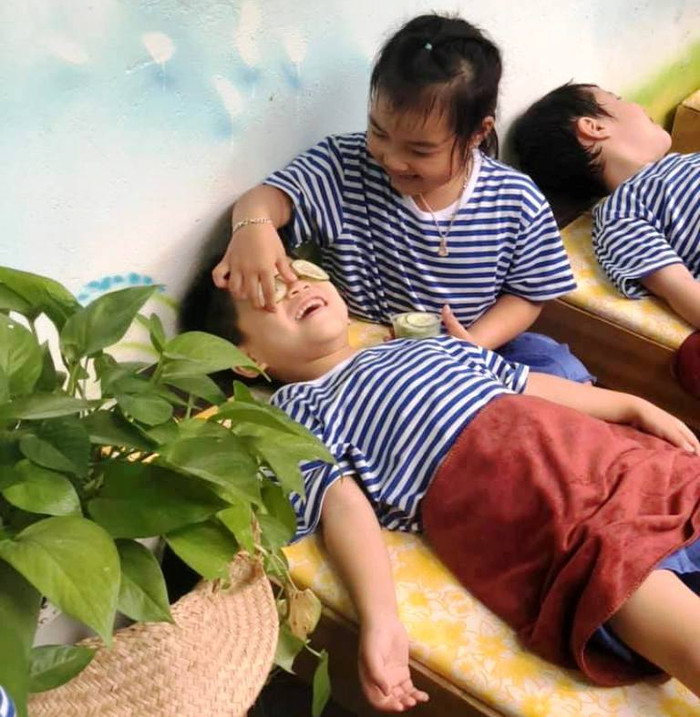 Học sinh hứng thú với tiệm Spa. Ảnh: AN Học sinh hứng thú với tiệm Spa. Ảnh: AN