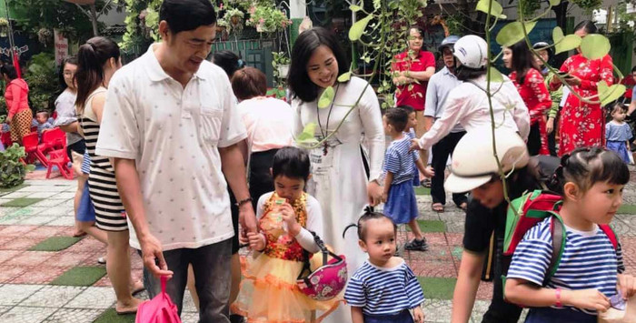 Cô Hiệu trưởng ra tận cổng trường để đón học sinh vào mỗi buổi sáng đến trường. Ảnh: AN Cô Hiệu trưởng ra tận cổng trường để đón học sinh vào mỗi buổi sáng đến trường. Ảnh: AN