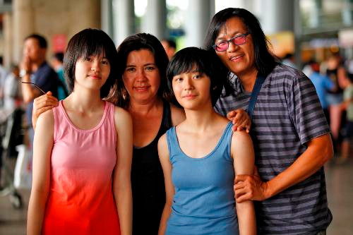 Phương Thảo - Ngọc Lễ cùng hai con gái là Na va Nấm xuất hiện tại sân bay hôm 9/7 vừa qua. Phương Thảo - Ngọc Lễ cùng hai con gái là Na va Nấm xuất hiện tại sân bay hôm 9/7 vừa qua.