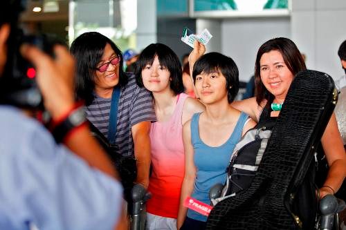 Lần về nước này là dịp để cả nhà thăm gia đình và góp mặt trong chương trình Câu chuyện âm nhạc tháng 7. Lần về nước này là dịp để cả nhà thăm gia đình và góp mặt trong chương trình Câu chuyện âm nhạc tháng 7.