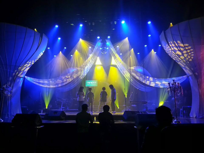 Hình ảnh rò rỉ của 4 thành viên dễ thương này trên sân khấu. Hình ảnh rò rỉ của 4 thành viên dễ thương này trên sân khấu.