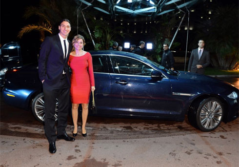 Ibrahimovic và bà xã chụp ảnh lưu niệm khi đến nhận giải.