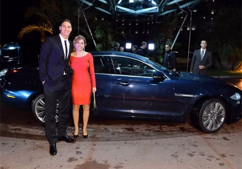 Ibrahimovic và bà xã chụp ảnh lưu niệm khi đến nhận giải.