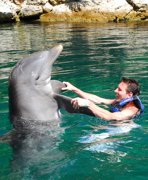 Messi tỏ ra rất thích thú khi khiêu vũ cũng chú cá heo đáng yêu. Messi tỏ ra rất thích thú khi khiêu vũ cũng chú cá heo đáng yêu.