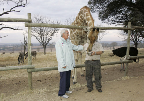 HLV Lippi cùng với cho hươu cao cổ. HLV Lippi cùng với cho hươu cao cổ.