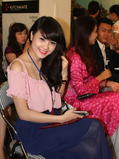 Khánh Chi dịu dàng khi dự cuộc thi iMiss Thăng Long.