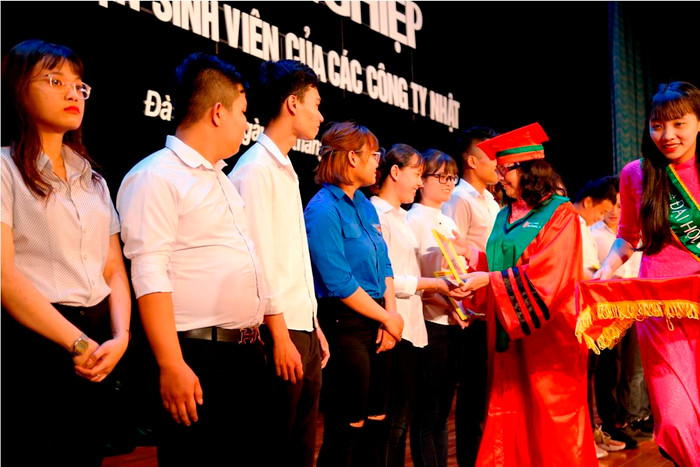 Tại lễ tốt nghiệp, nhà trường cũng vinh danh những sinh viên có nghĩa cử cao đẹp khi tham gia ngân hàng máu sống. Ảnh: AN Tại lễ tốt nghiệp, nhà trường cũng vinh danh những sinh viên có nghĩa cử cao đẹp khi tham gia ngân hàng máu sống. Ảnh: AN