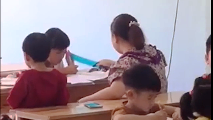 Cô giáo dùng thước đánh liên tục vào tay học sinh. (Ảnh cắt từ clip). Cô giáo dùng thước đánh liên tục vào tay học sinh. (Ảnh cắt từ clip).