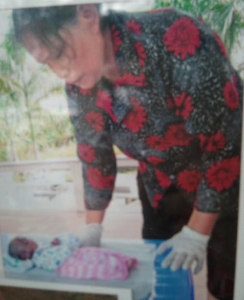 Hình ảnh bà Nhiệm đang khâm niệm cho một trẻ sơ sinh xấu số. Hình ảnh bà Nhiệm đang khâm niệm cho một trẻ sơ sinh xấu số.