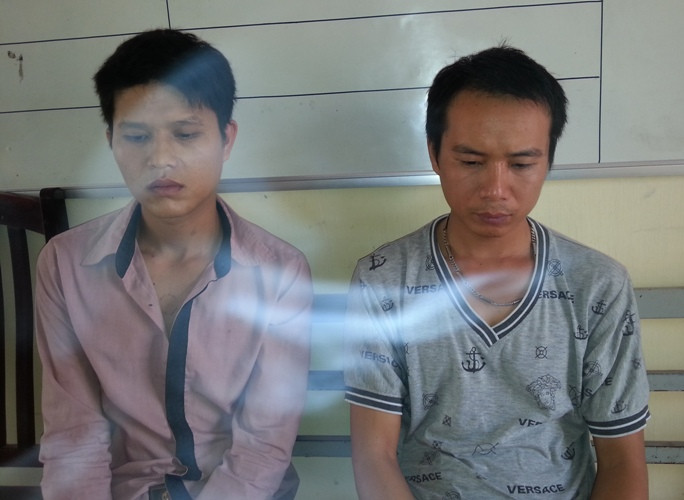 Tân (trái) và Quyết (phải) tại cơ quan công an.