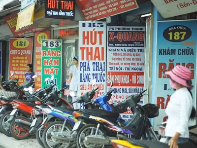 Câu chuyện đáng sợ của y tá giật nước bồn cầu cuốn trôi xác thai nhi