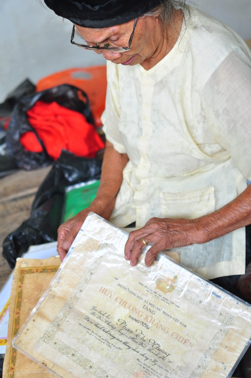 Tiếp chúng tôi trong ngôi nhà nhỏ mà con gái thứ 2 mới xây cho, bà Nhưng kể rất mạch lạc, rõ ràng về những chuỗi ngày buồn của mình. Hồi trẻ, bà đã có nhiều năm hoạt động du kích chống Pháp, chống Mỹ tại địa phương. Tiếp chúng tôi trong ngôi nhà nhỏ mà con gái thứ 2 mới xây cho, bà Nhưng kể rất mạch lạc, rõ ràng về những chuỗi ngày buồn của mình. Hồi trẻ, bà đã có nhiều năm hoạt động du kích chống Pháp, chống Mỹ tại địa phương.